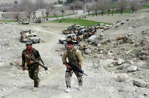 Боевики ИГ расстреляли 18 военнослужащих на востоке Афганистана - ảnh 1